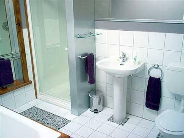 Modern roomy bathroom