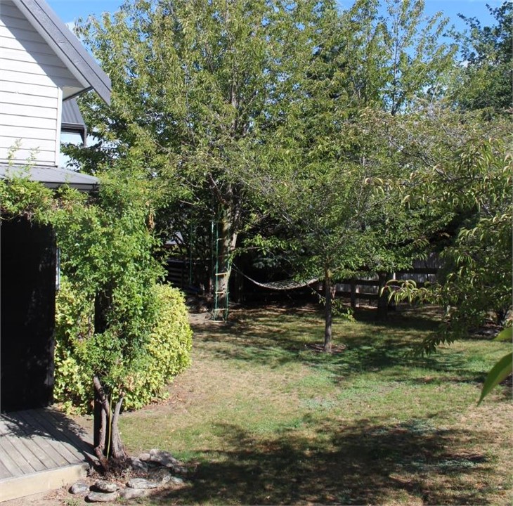 Room for kids to play - fenced side garden