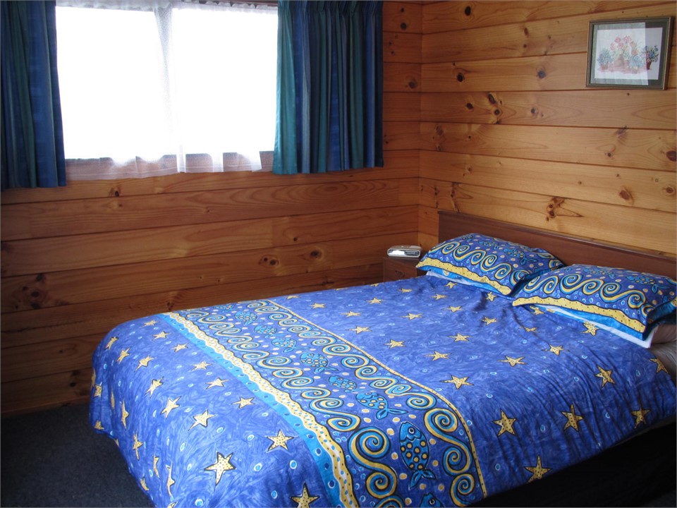 Bedroom 1 - Queen Bed