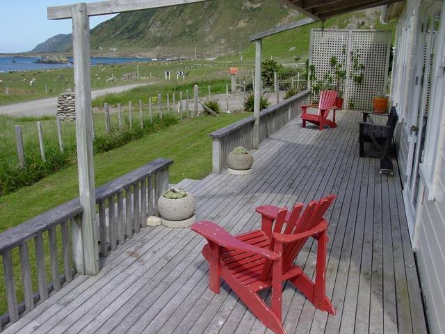 Beach House cottage: deck