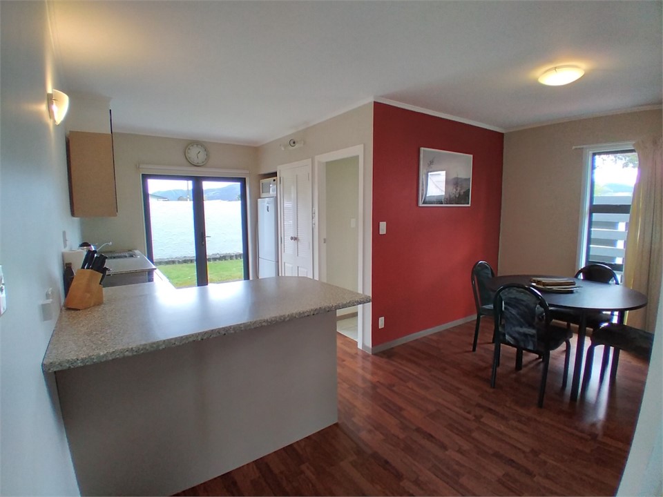 Open plan dining/Kitchen with Breakfast bar (with 