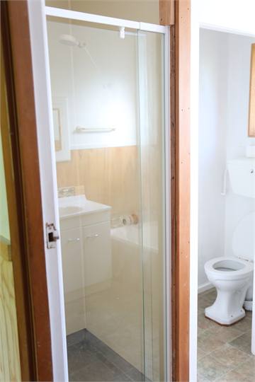 Separate shower/batroom & toilet