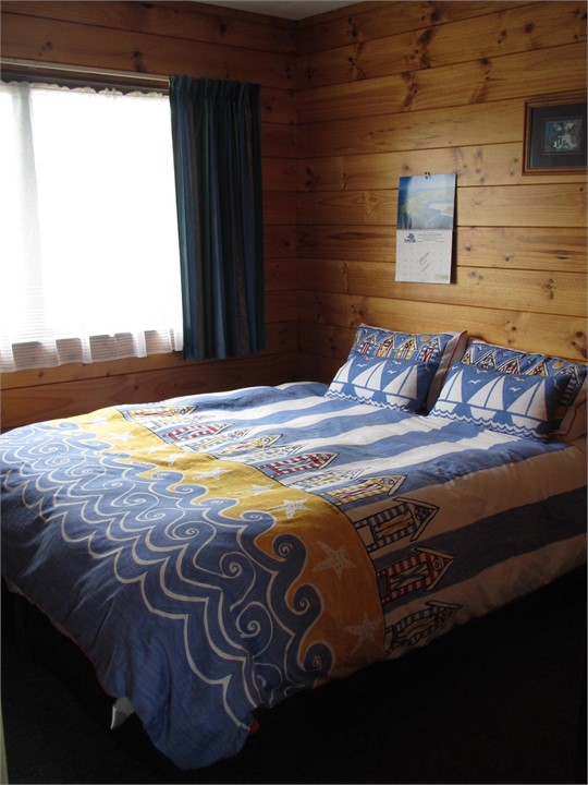 Bedroom 2 - Queen Bed