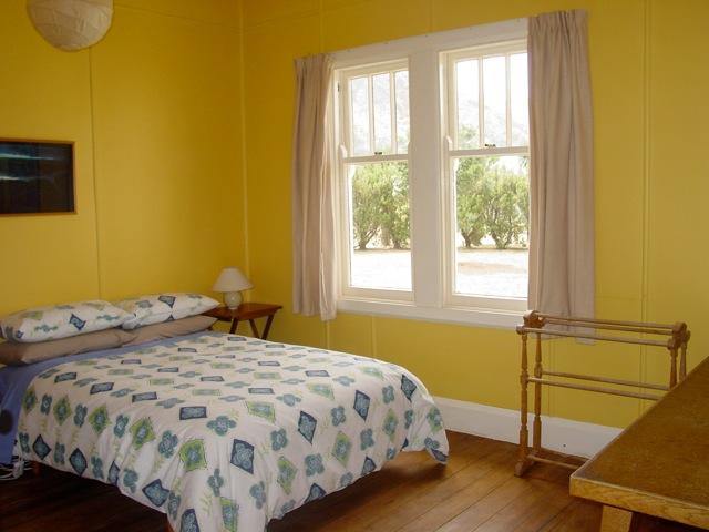 Beach House cottage: bedroom