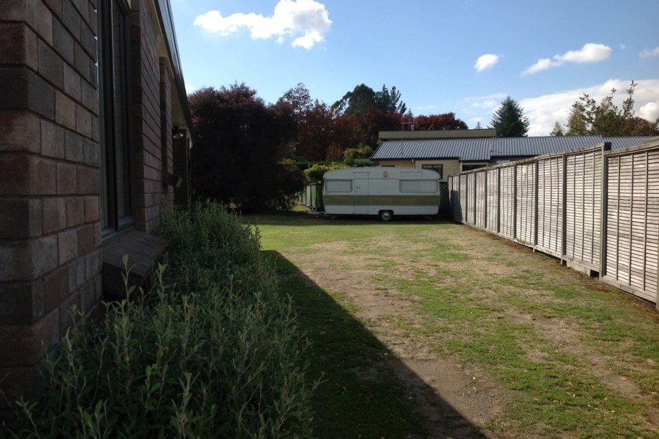 Plenty of parking space for boats, cars, tents etc