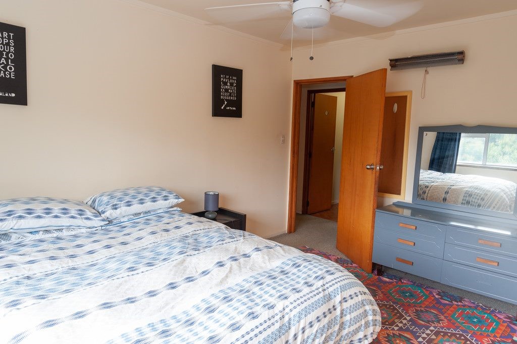 Main bedroom photo 2