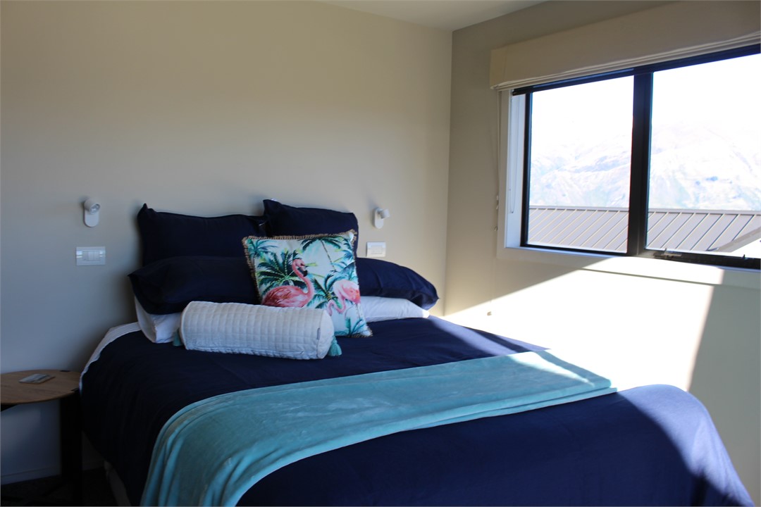Second Queen Bed room, views to Lake and Mountains