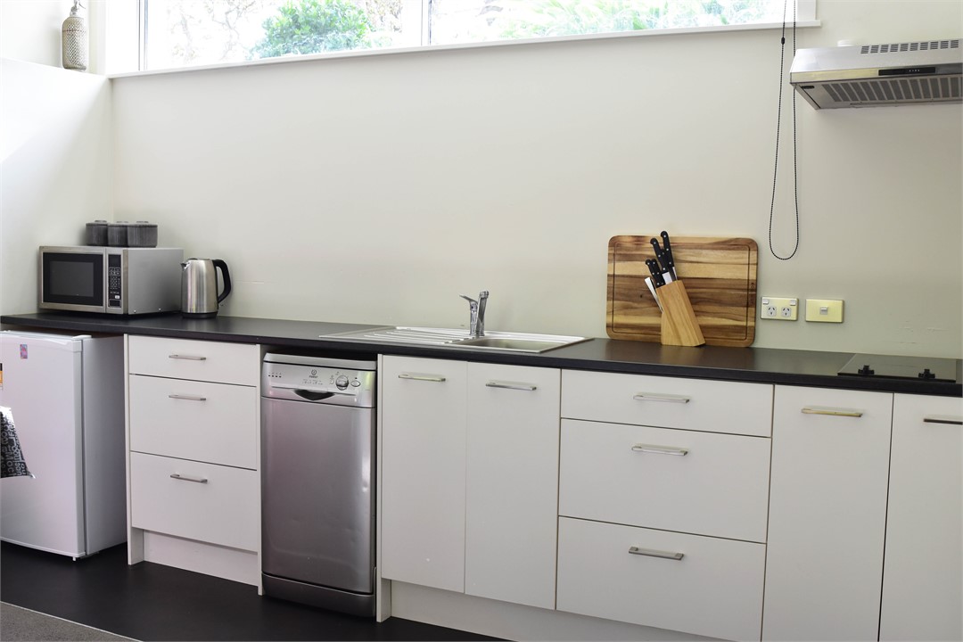 Days Bay Apartment Accommodation: Kitchen