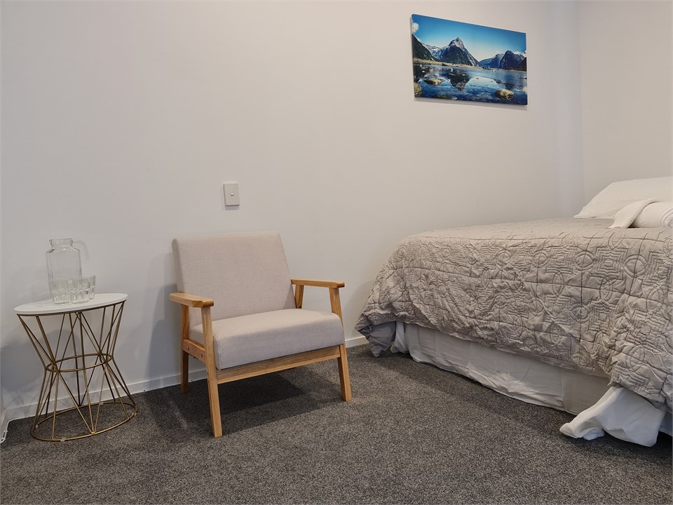 triple bedroom (1 queen bed & 1 king single bed)