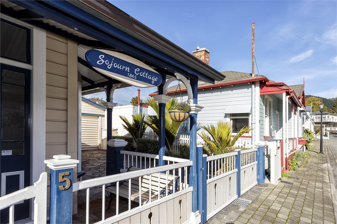 Sojourn Cottage, 5 South Stree,t and its neighbour