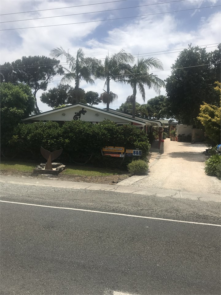 The front driveway to Karikari Lodge.
