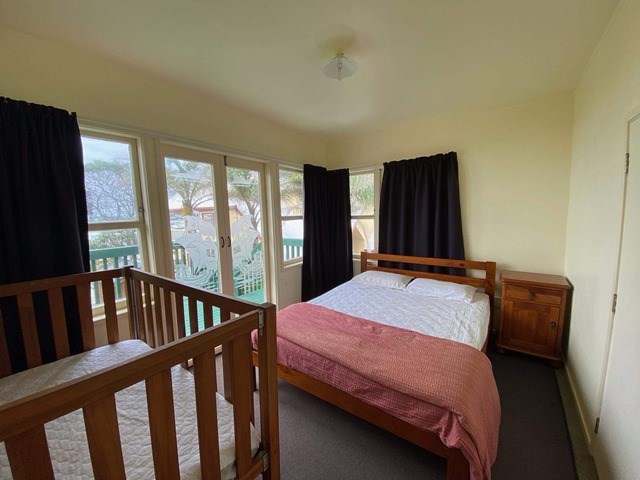 bedroom 3 - Queen with cot