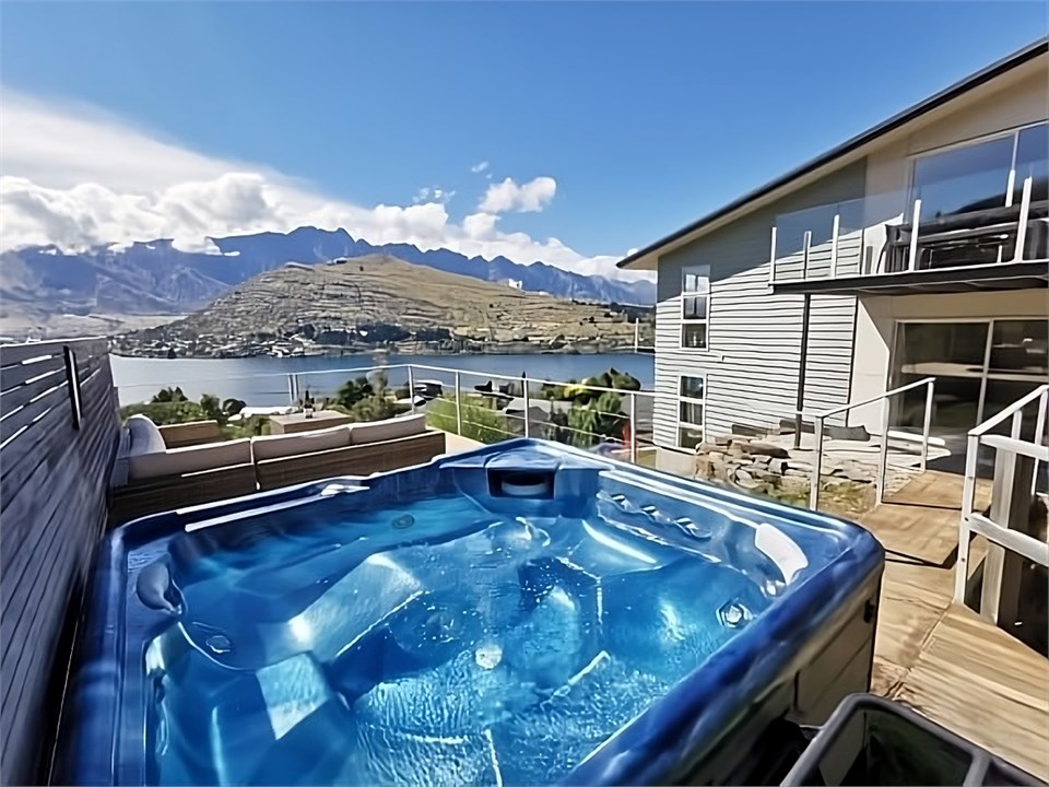 Highview Retreat - Huge Holiday Home in Queenstown