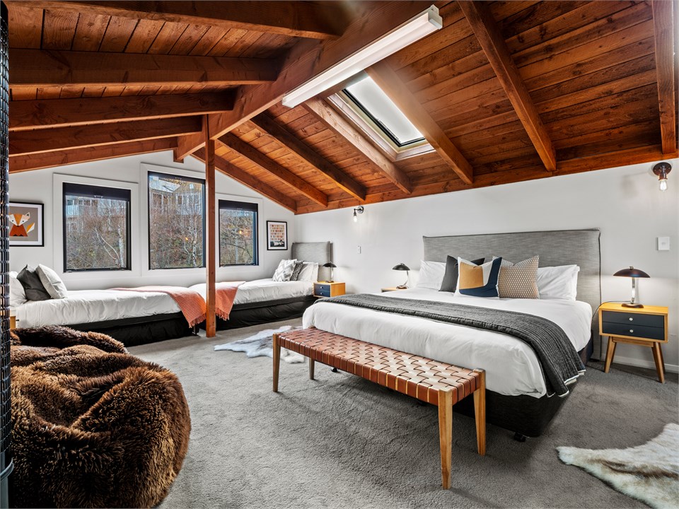 Loft Bdrm, King splits to singles. Up to 6 singles