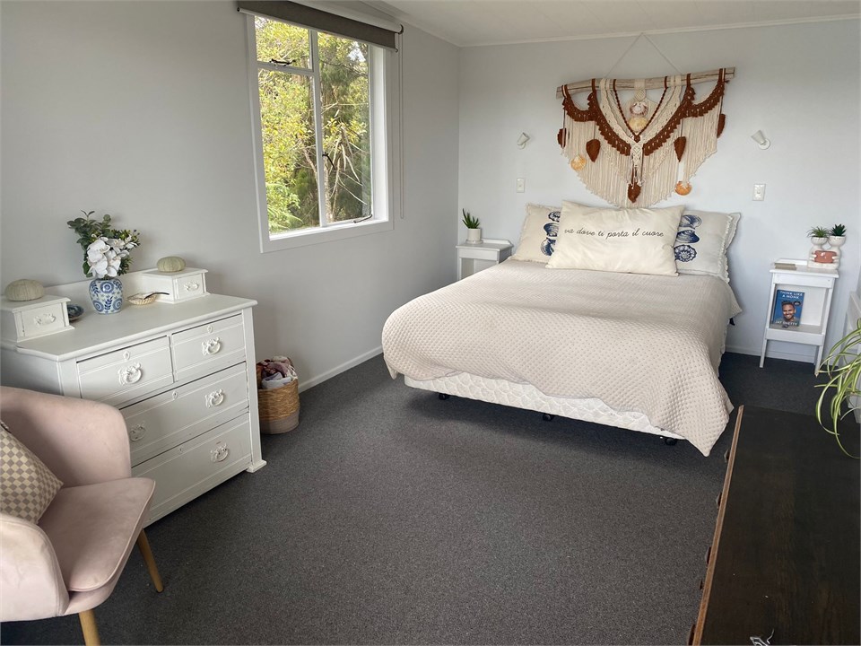 Main Room Queen bed 1