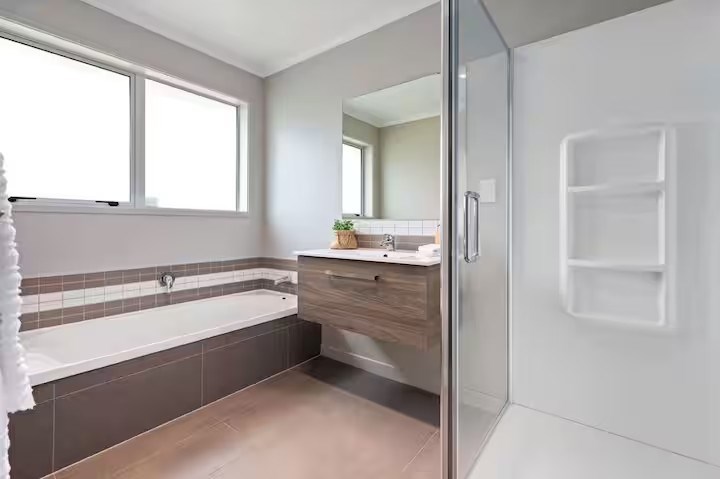 Main Bathroom / Bath and Shower