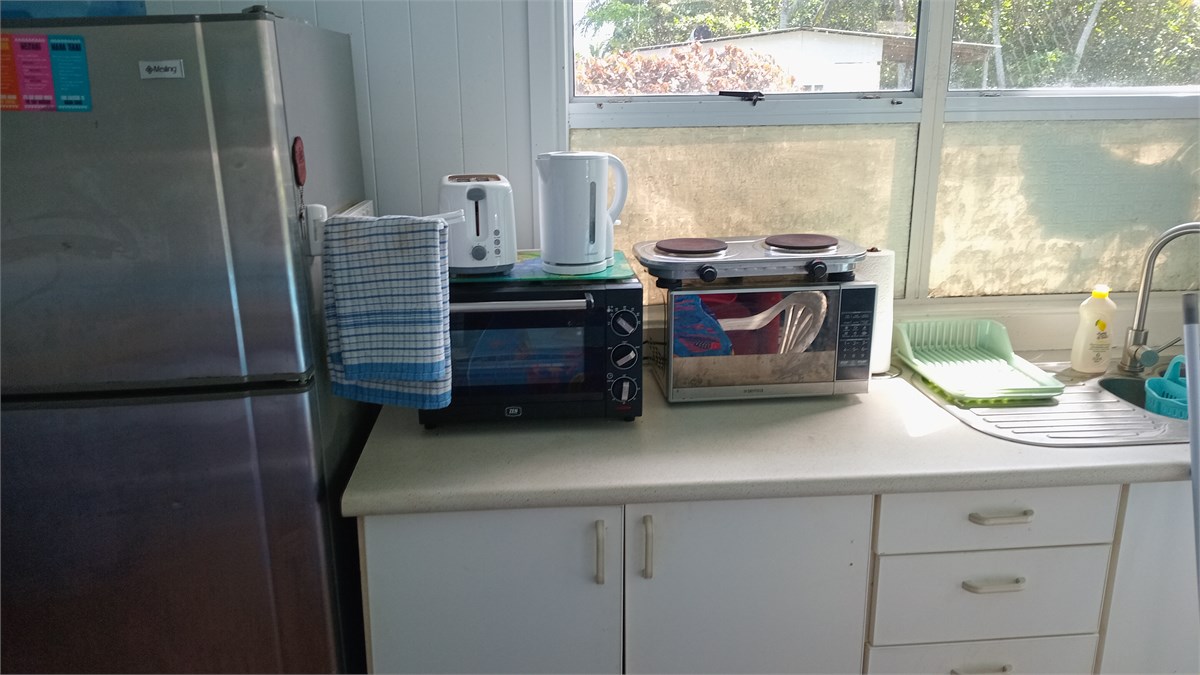 Kitchenette, with 2 burner adjustable temp hotplat