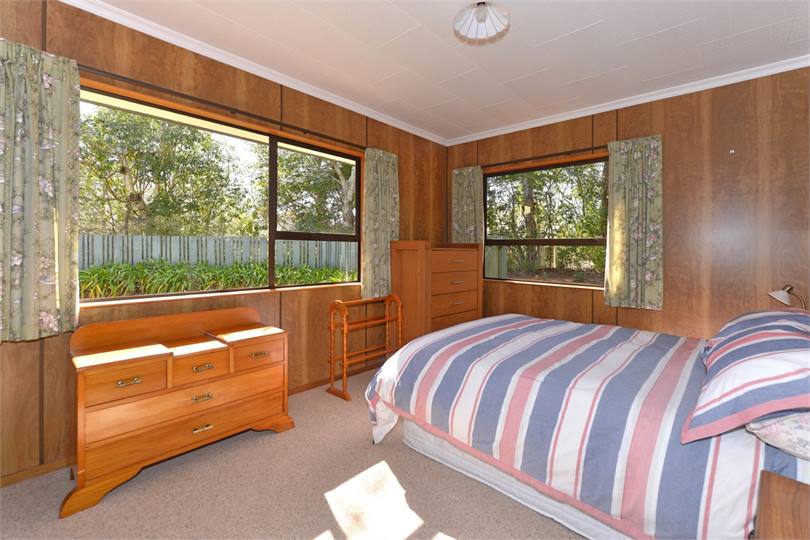 Bedroom 1 (Downstairs): Queen Bedroom