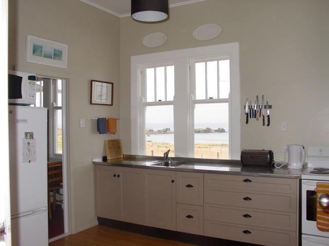 Beach House cottage: kitchen