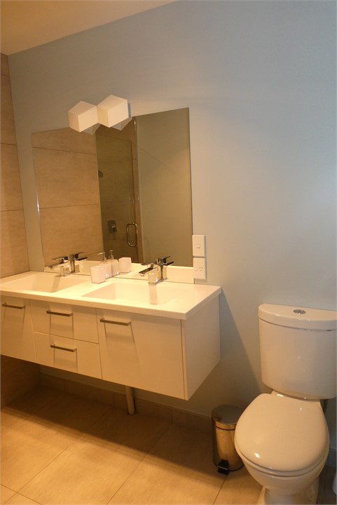 King ensuite bathroom & shower