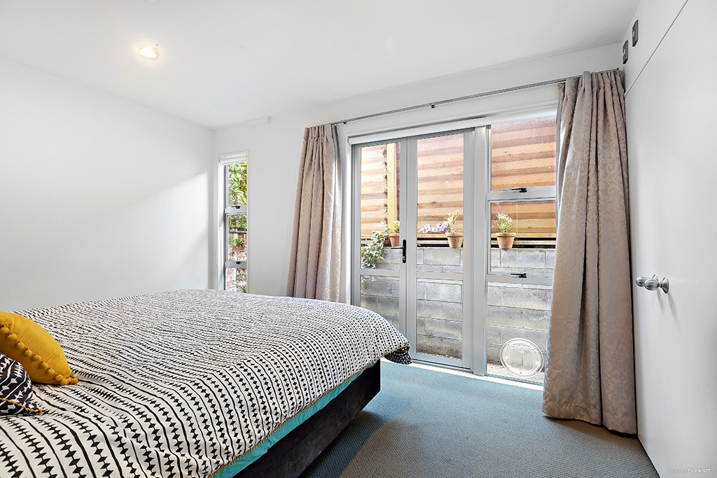 Bedroom 2 dowstairs level 1 - super king or two si