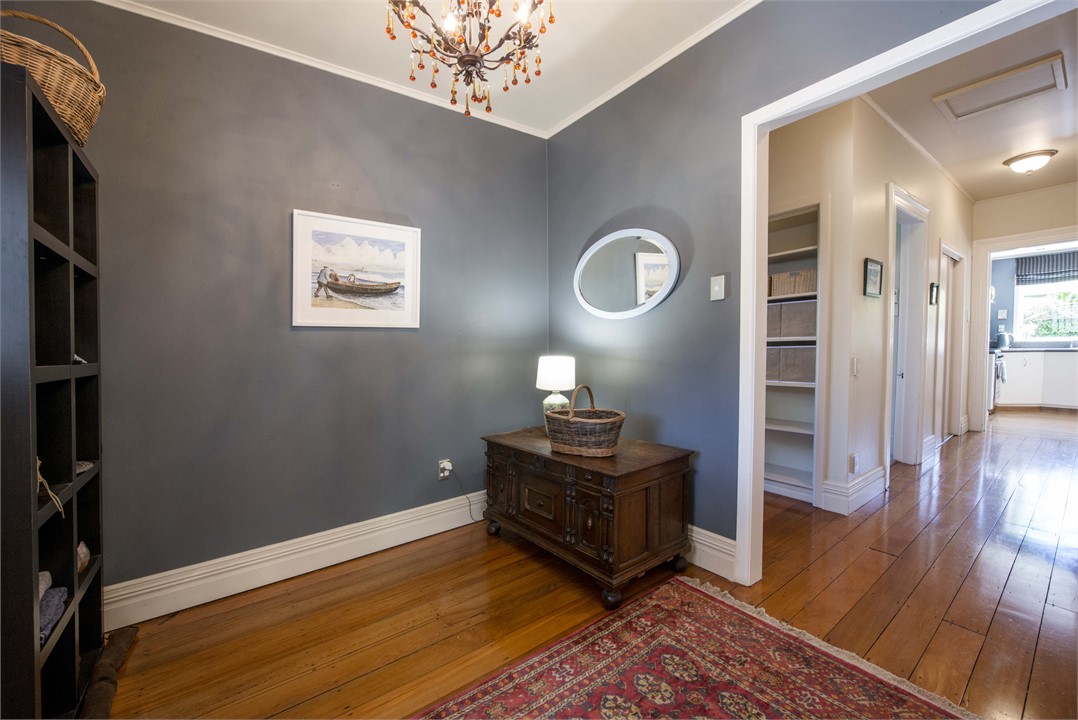 Hallway to the bedrooms & kitchen