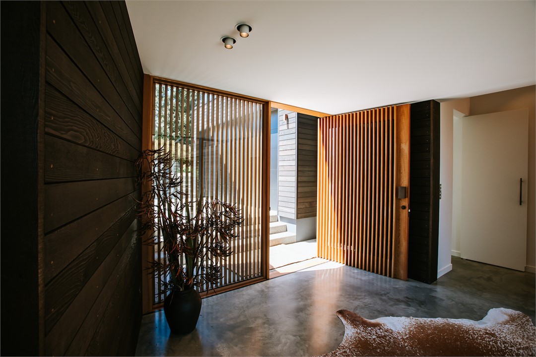 Three Peaks House | Sleeps 10 | Lake Views | O