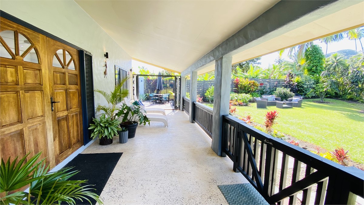 Large Porch with a beautiful breeze , perfect for 