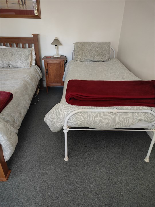 Bedroom, single bed