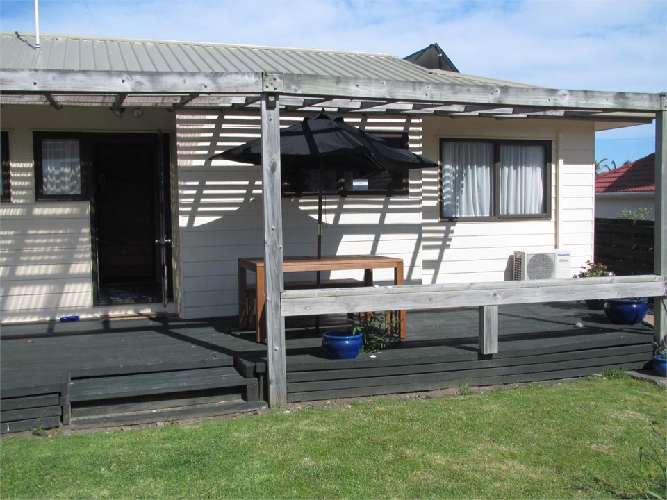Back deck & dining area