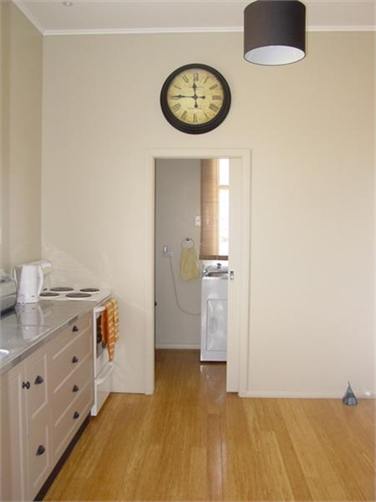 Beach House cottage: to laundry