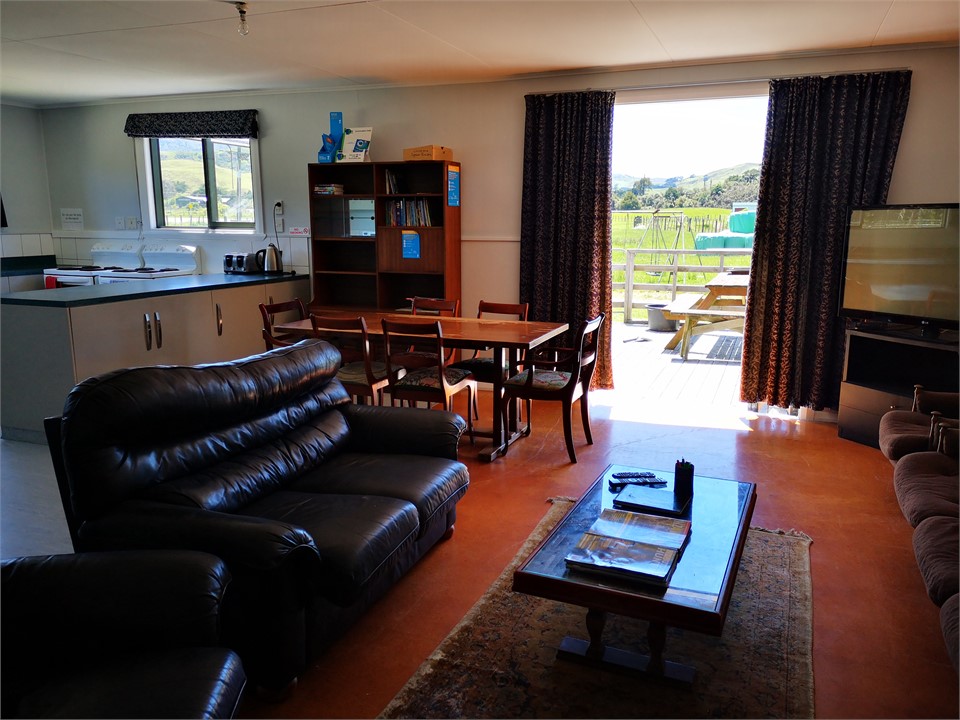 lounge/dining area with TV