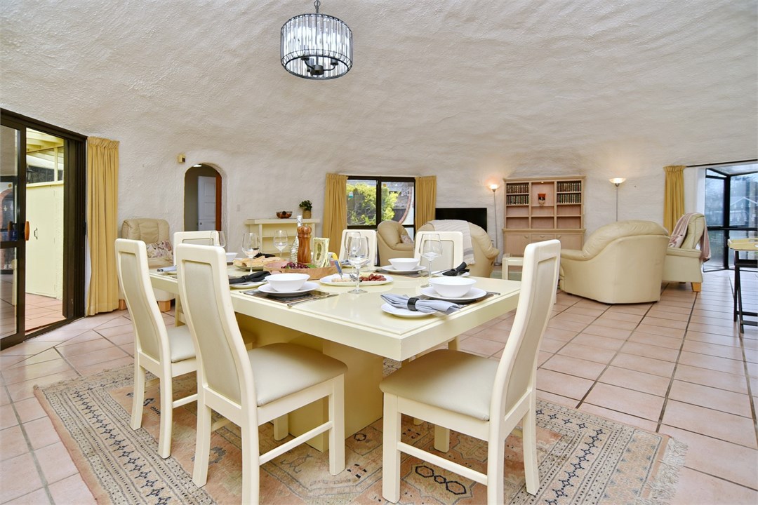 Dining area that seats 6 people