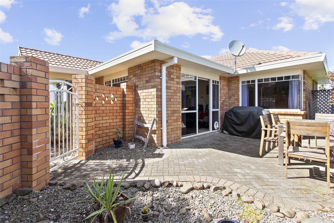 Courtyard with access from lounge