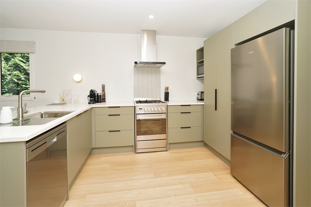 Fully equipped Kitchen area with seats at the benc