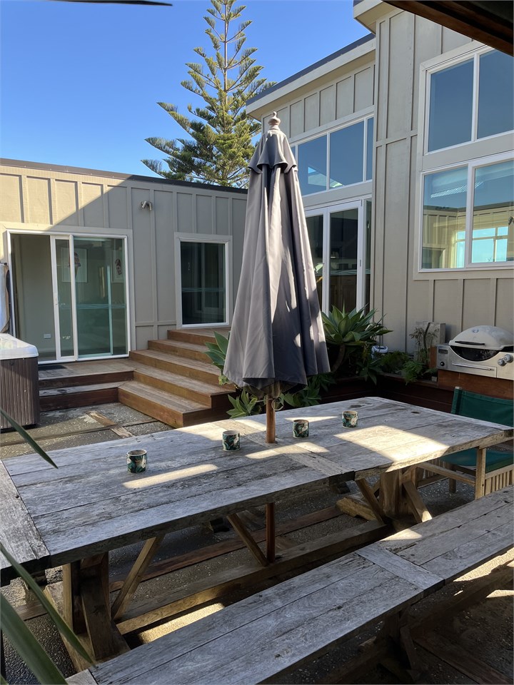 Main courtyard with dining table, spa & 2 BBQs