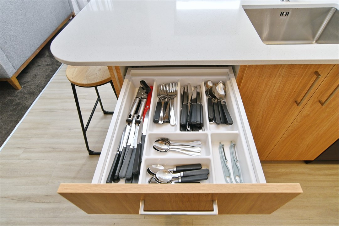 Fully equipped Kitchen with seats at the bench