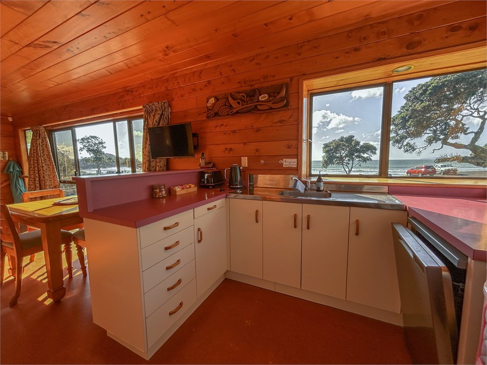 Full kitchen, dishwasher, oven