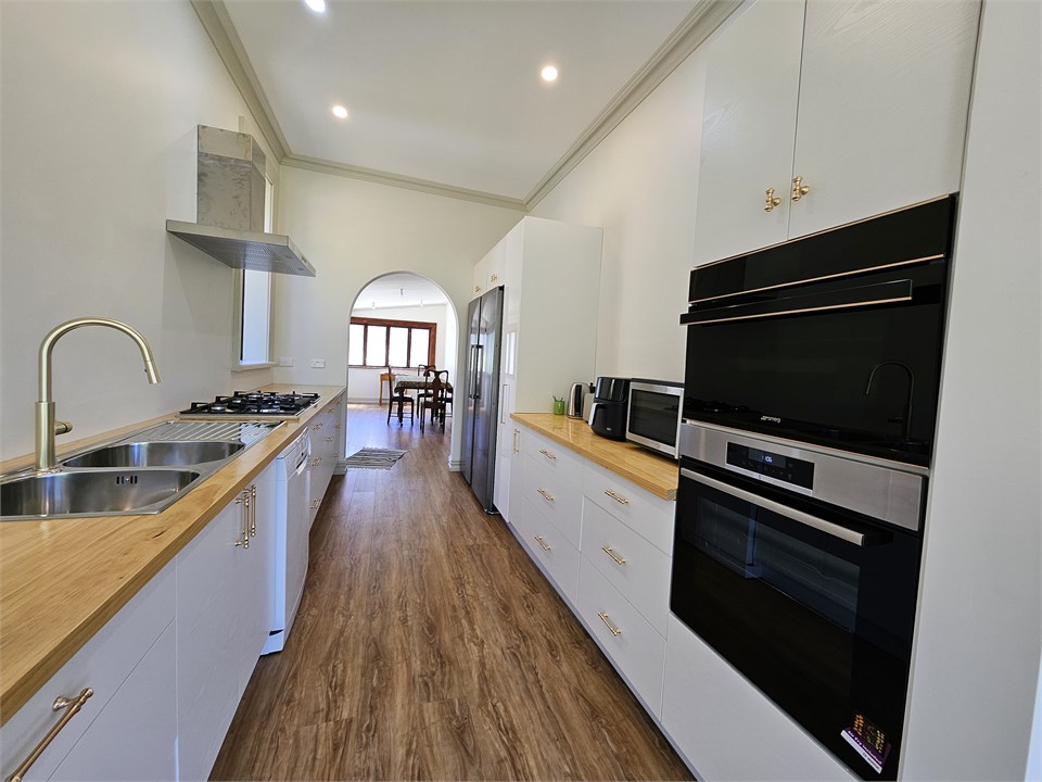 Kitchen sink & bench