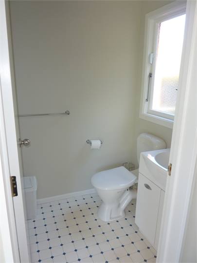 Kowhai Room ~ toilet