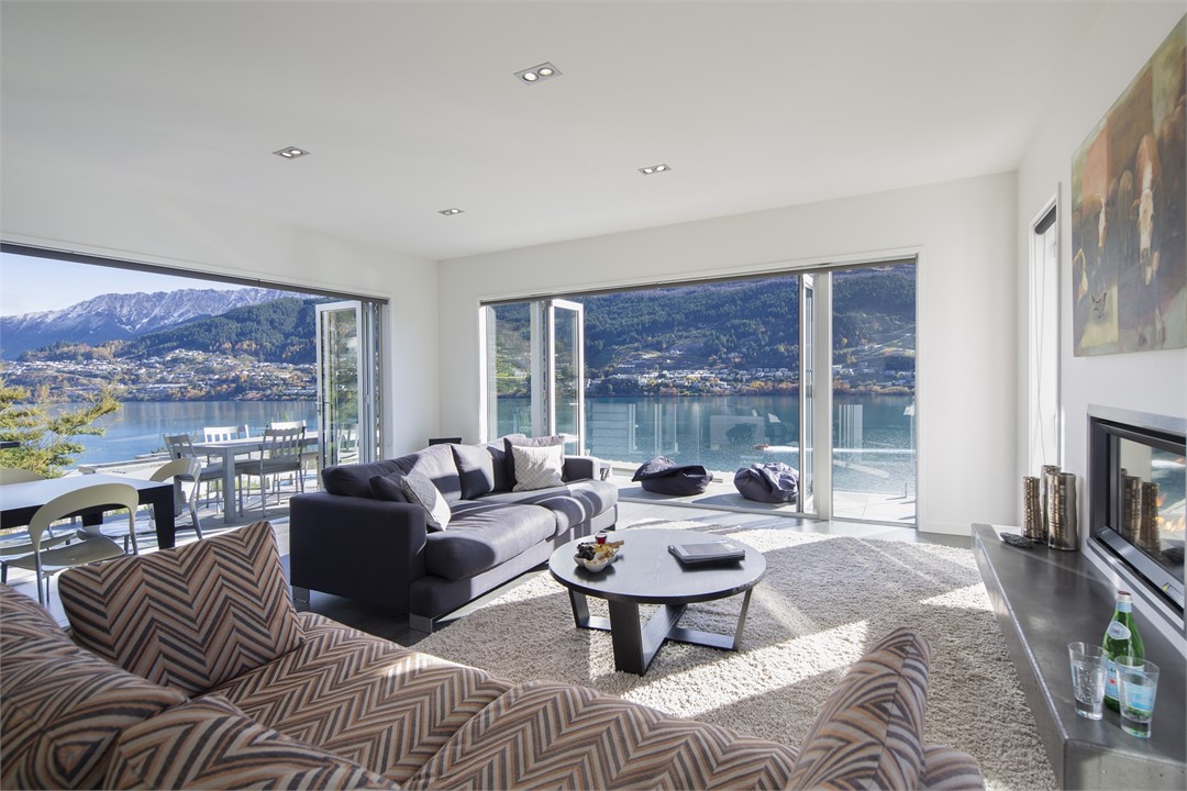 Fantastic indoor-outdoor flow