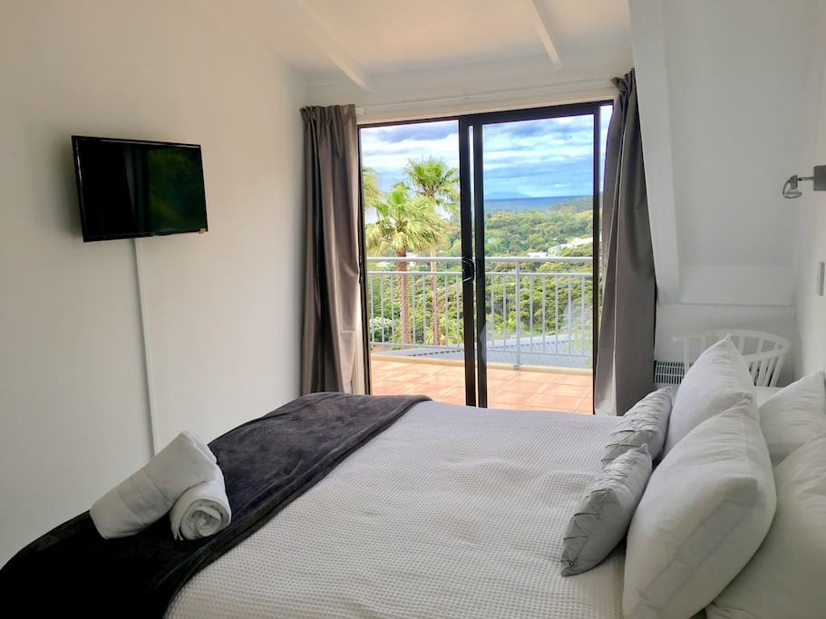 VIEW OF THE OCEAN FROM YOUR BED!