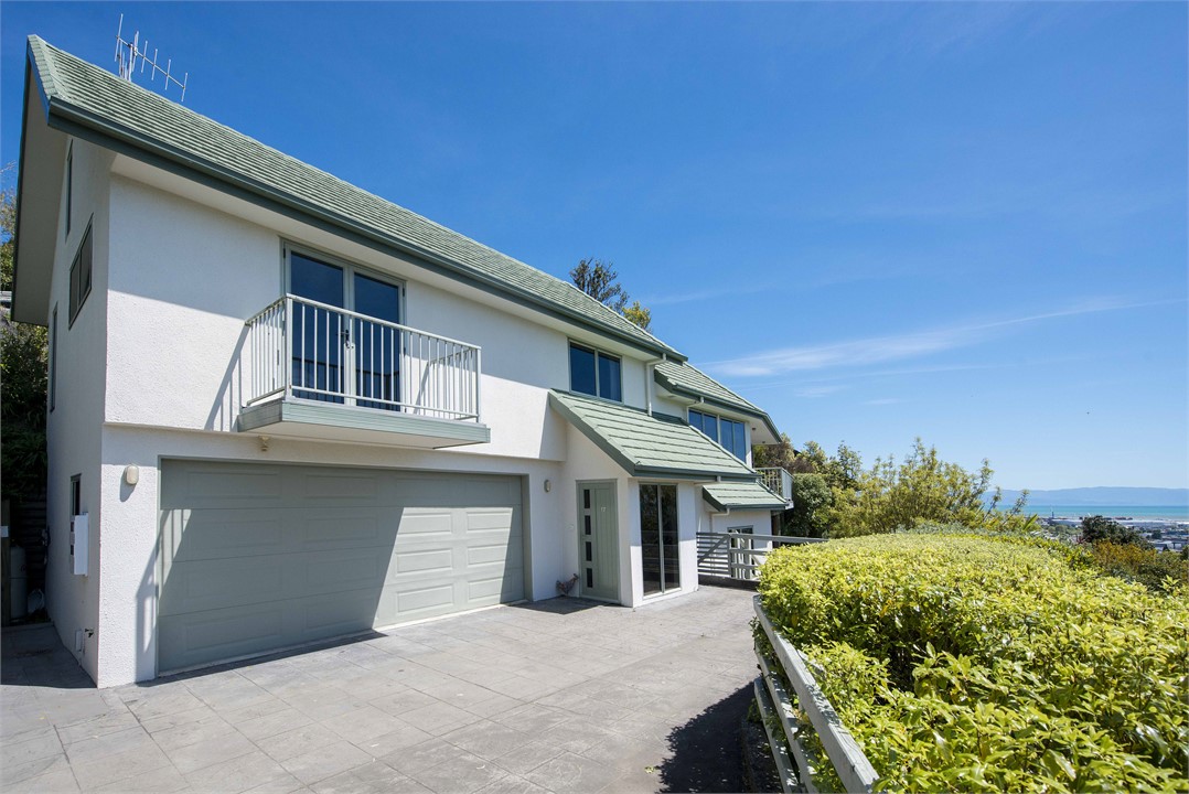 Hilltop Getaway - Nelson Holiday Home