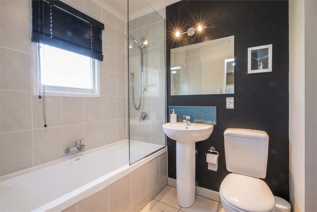 Master ensuite w/ shower over bath,toilet&vanity