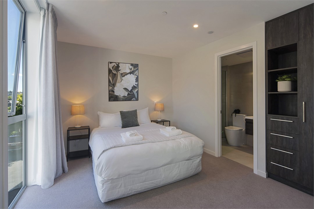 Master bedroom with Queen Bed & Ensuite Bathroom