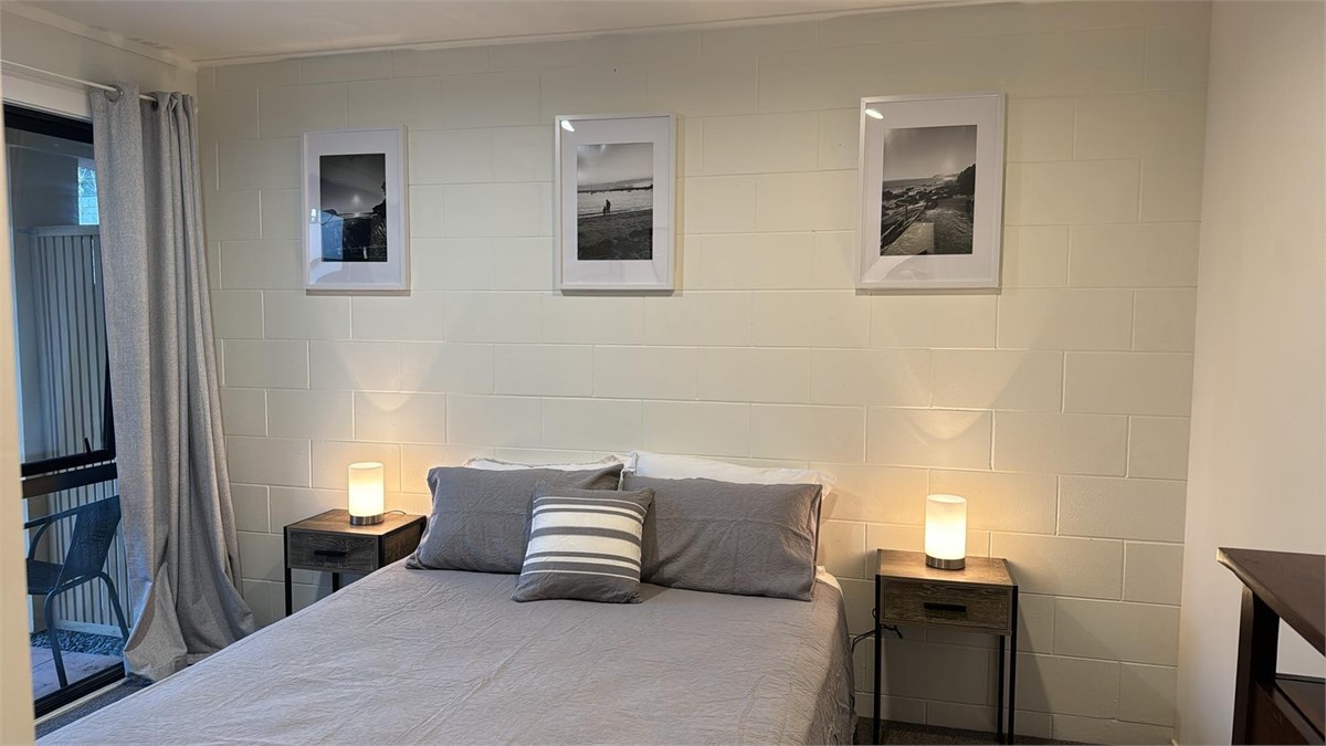 Main Bedroom - queensize bed