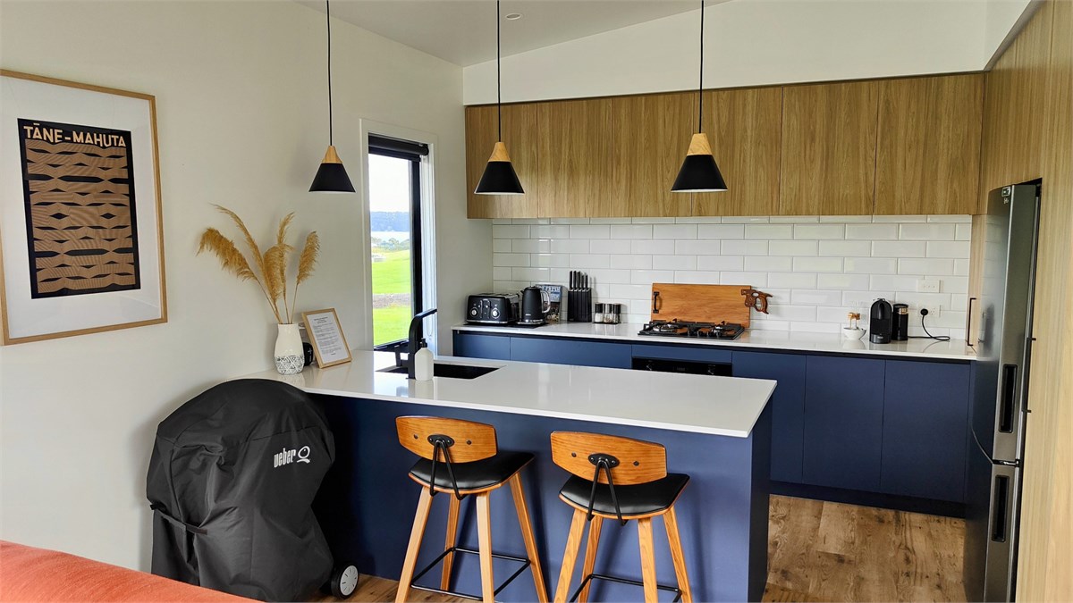 There is a full kitchen available with gas hob, ov