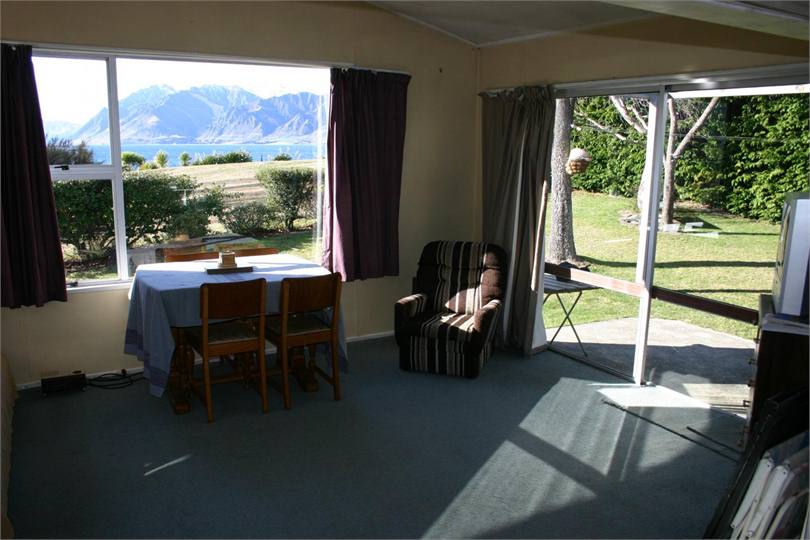 Living room (superb lake view)
