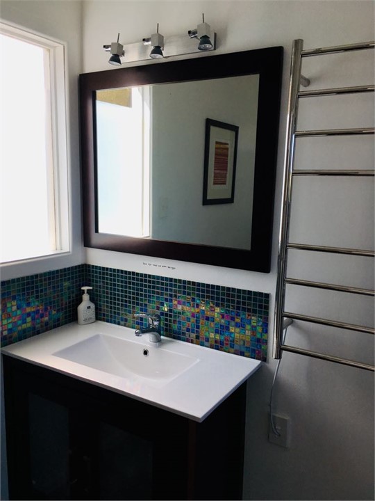 Bathroom (downstairs)