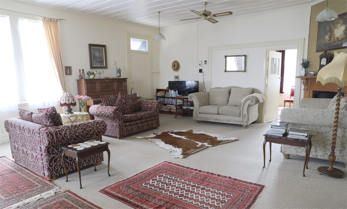 Ko te Ruma Noho. Lounge with lots of room, piano,